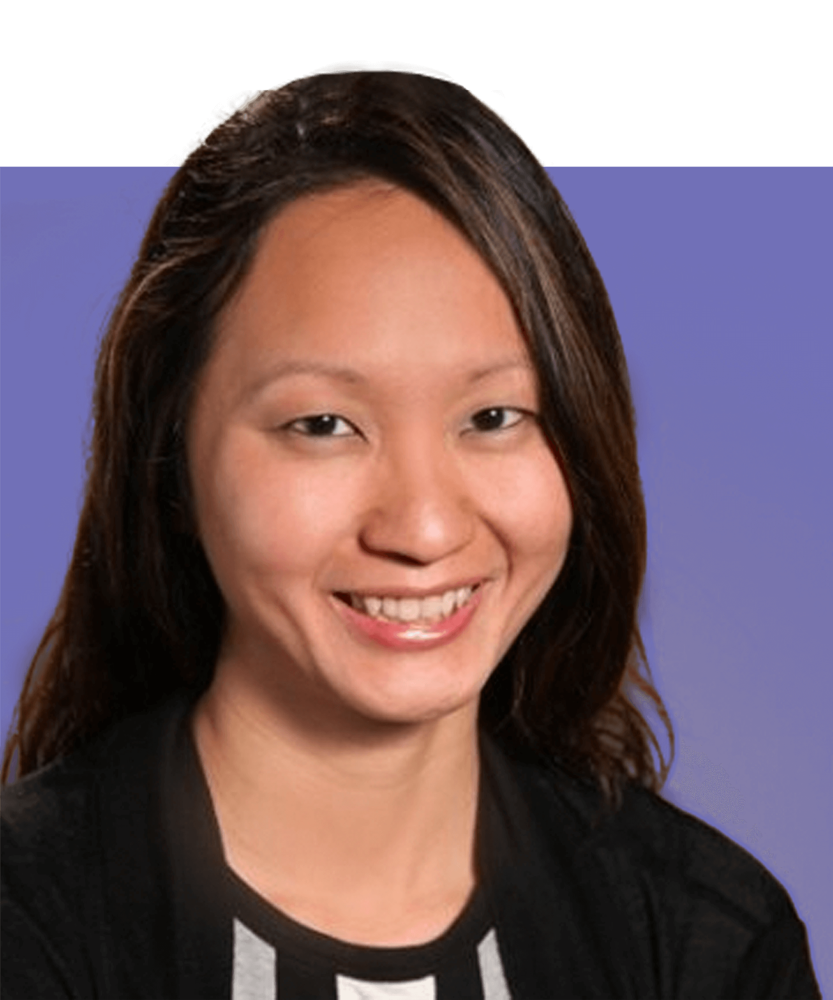 Plan de tête de Jacelyn Seng, responsable de la santé en Amérique du Nord. C'est une femme asiatique aux longs cheveux noirs et aux yeux bruns. Elle porte un haut noir rayé et sourit à la caméra.